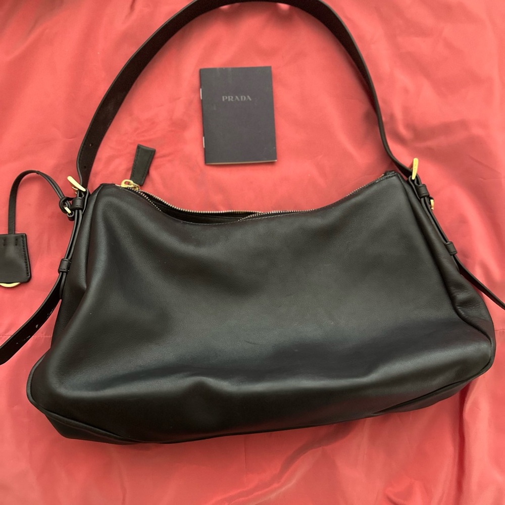 Prada Elegant Black Leather Shoulder Bag - Picture 3 of 7